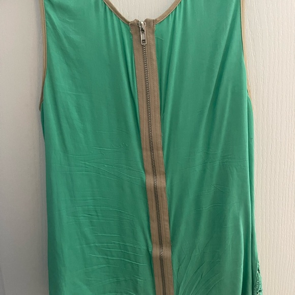 🐦🪺Blouse , Ezra green - zipper exposed in back - Picture 3 of 3